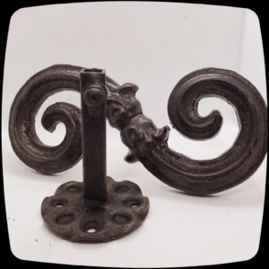 Item #016M - Traditional Scroll Large Drapery Medallion - 7-1/4" W x 3" H
